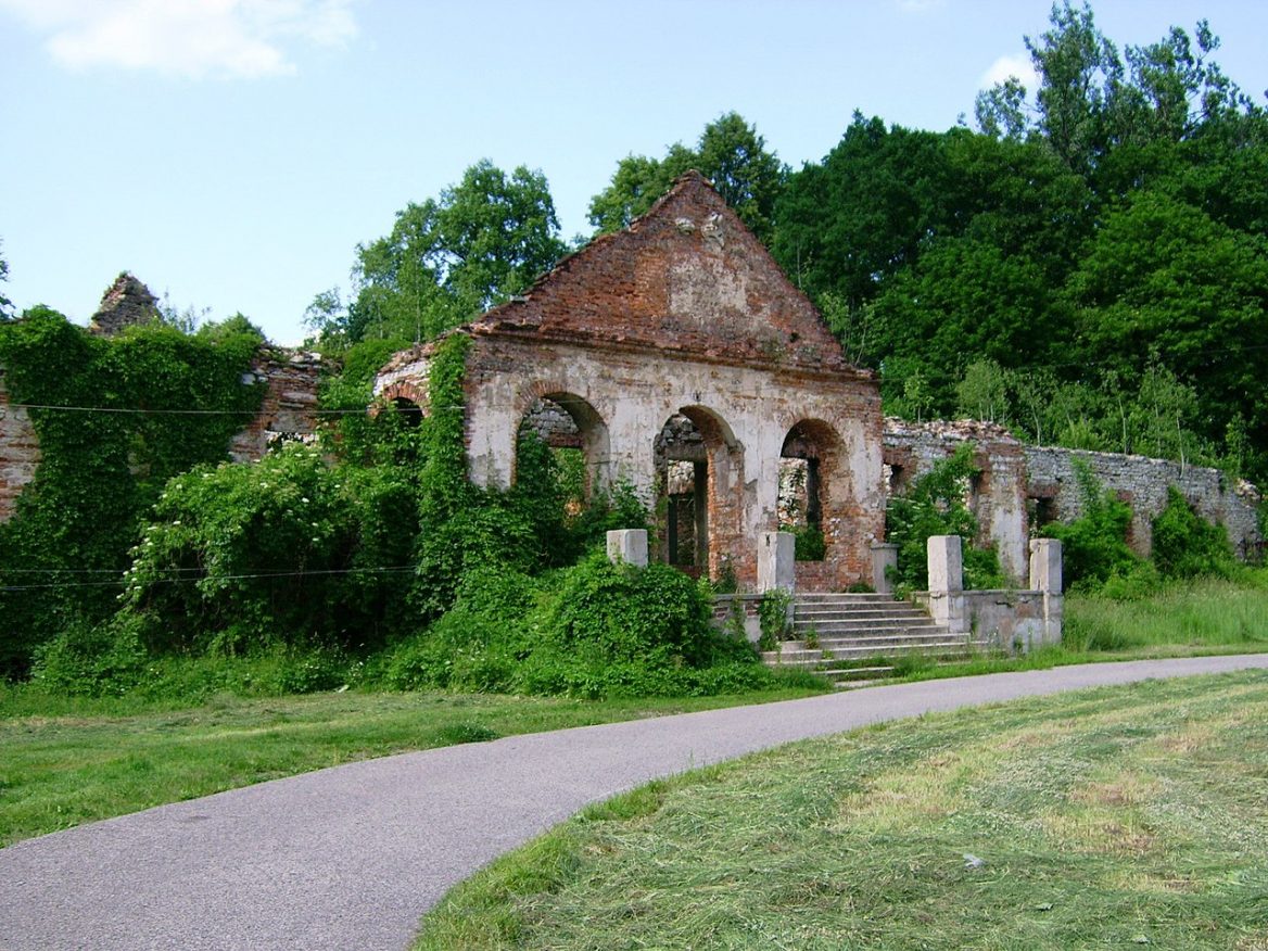 1280px-Poręba_Żegoty._Pałac_Szembeków._Ruiny